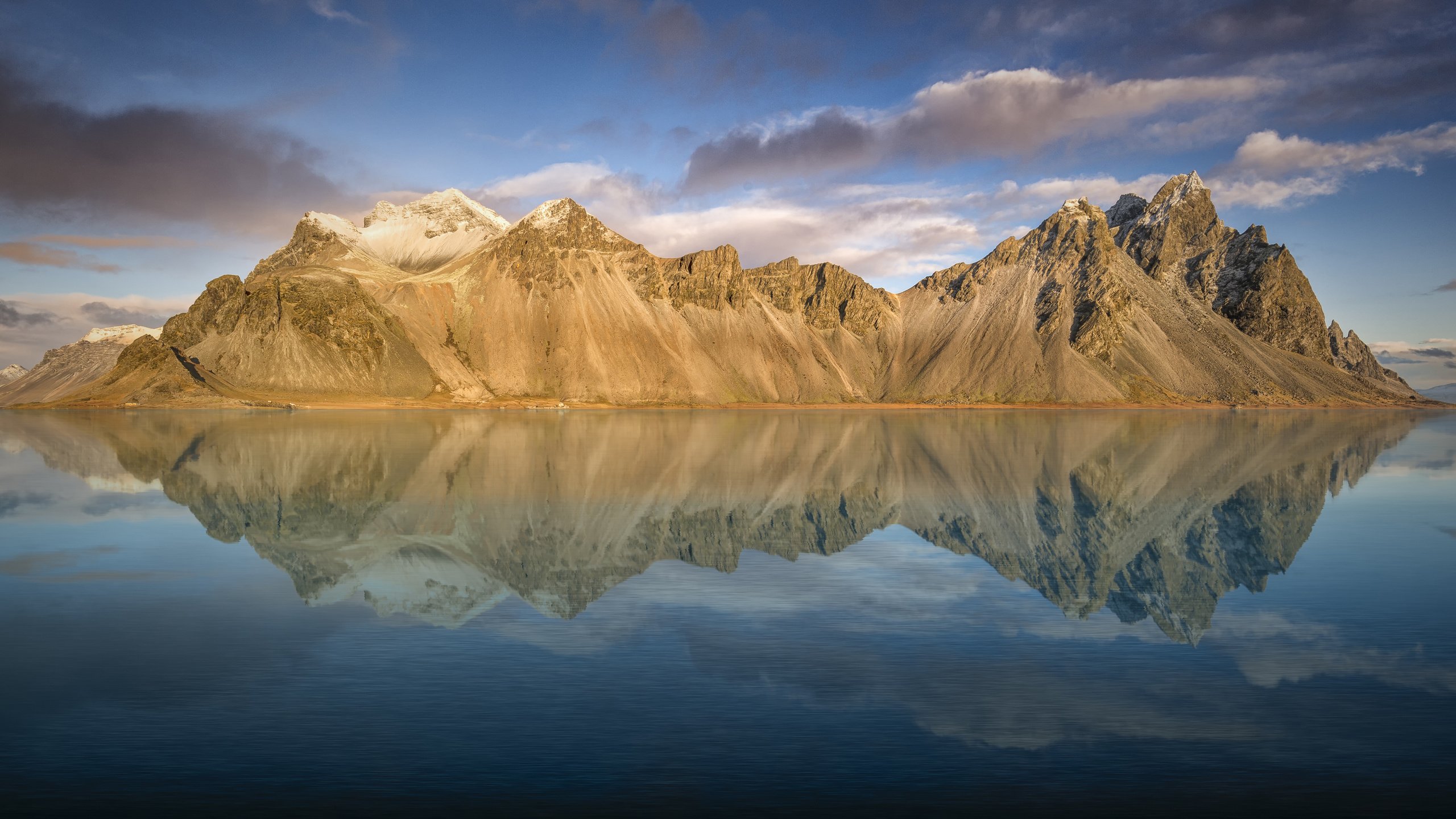 Обои небо, облака, озеро, горы, отражение, пейзаж, исландия, vestrahorn, auster-skaftafellssysla, the sky, clouds, lake, mountains, reflection, landscape, iceland разрешение 3840x2400 Загрузить