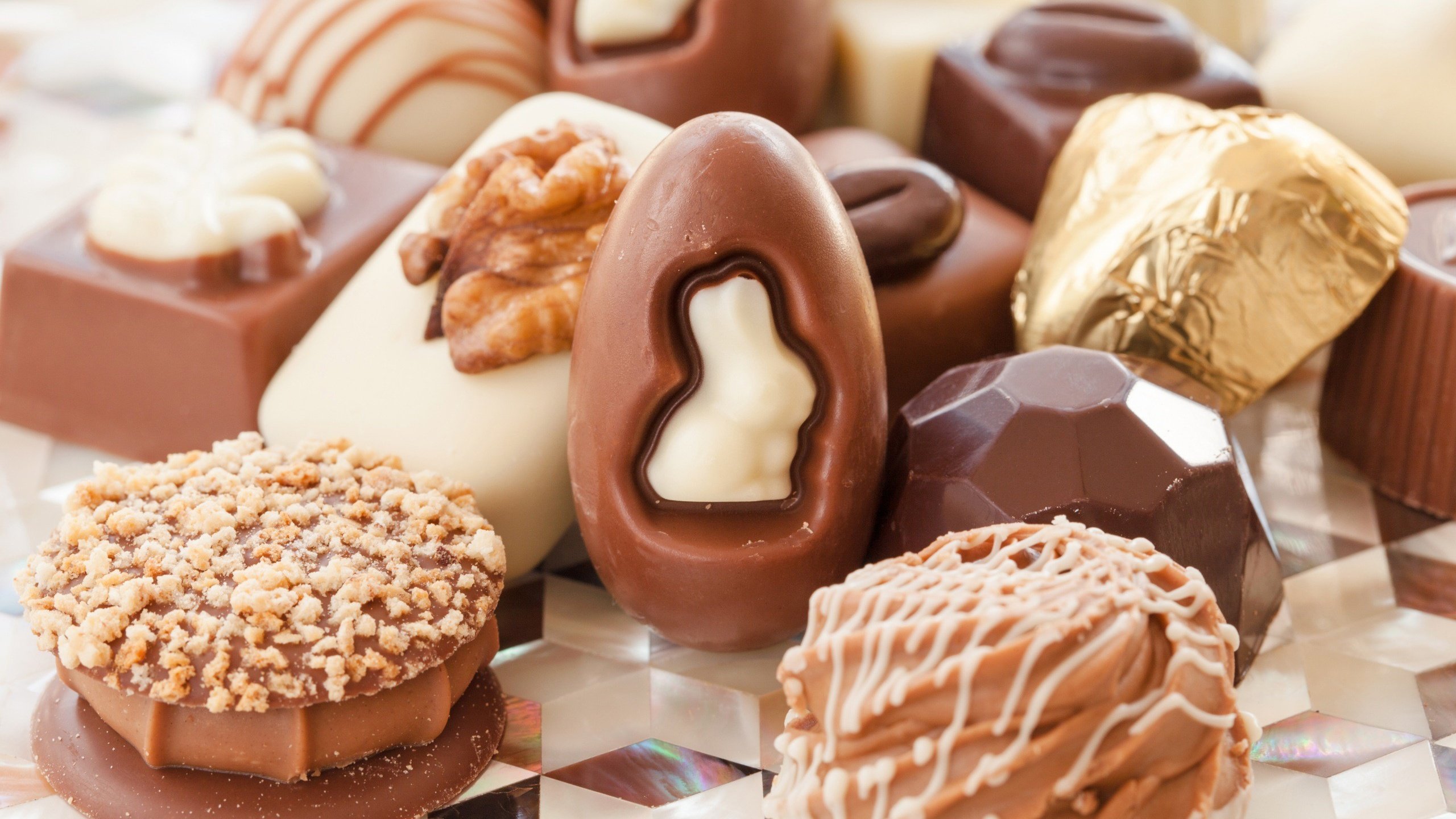 Обои орехи, конфеты, шоколад, сладкое, ассорти, шоколадные конфеты, nuts, candy, chocolate, sweet, cuts, chocolates разрешение 2560x1706 Загрузить