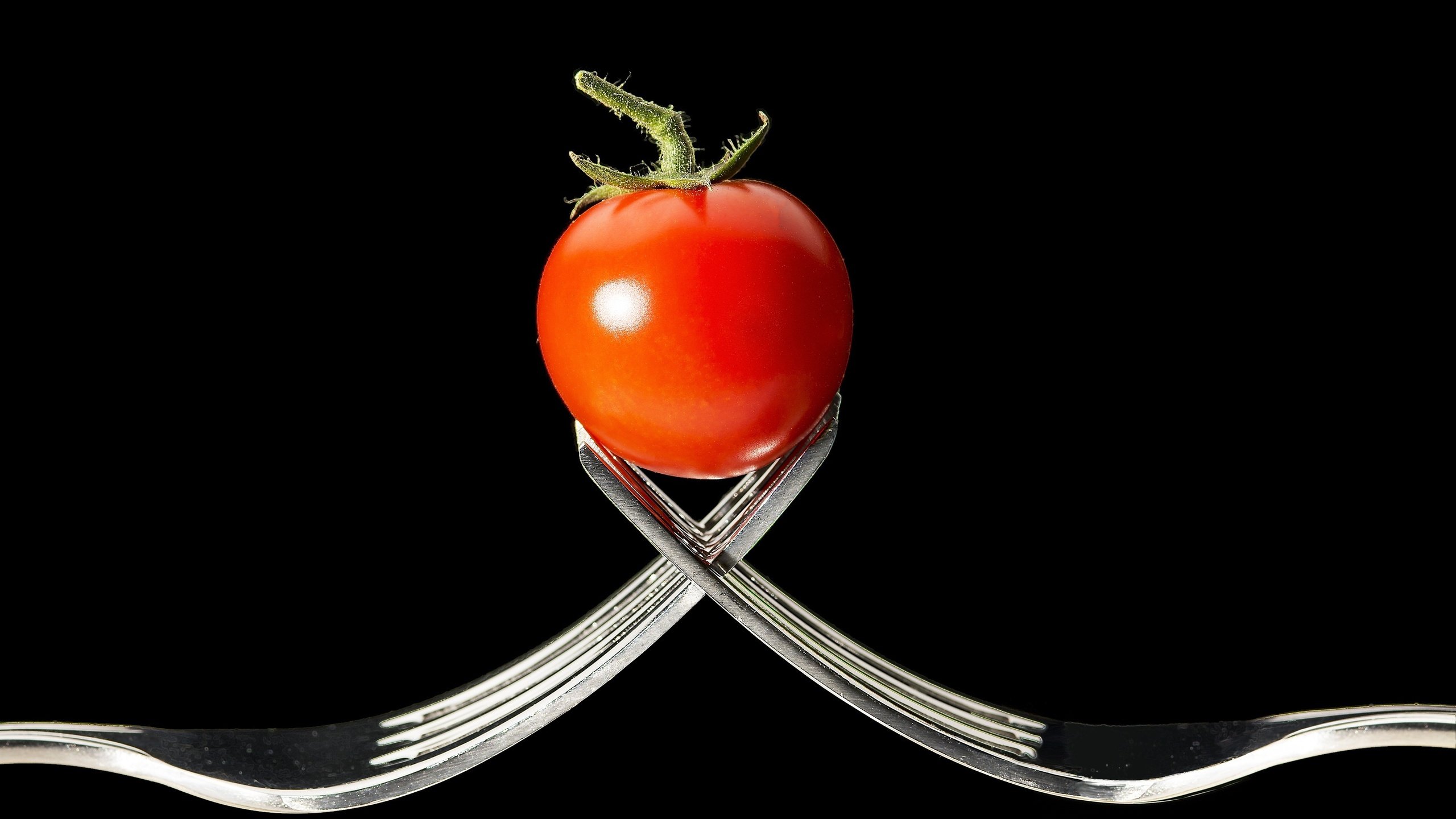 Обои черный фон, овощи, вилки, помидор, томат, black background, vegetables, fork, tomato разрешение 3701x2504 Загрузить