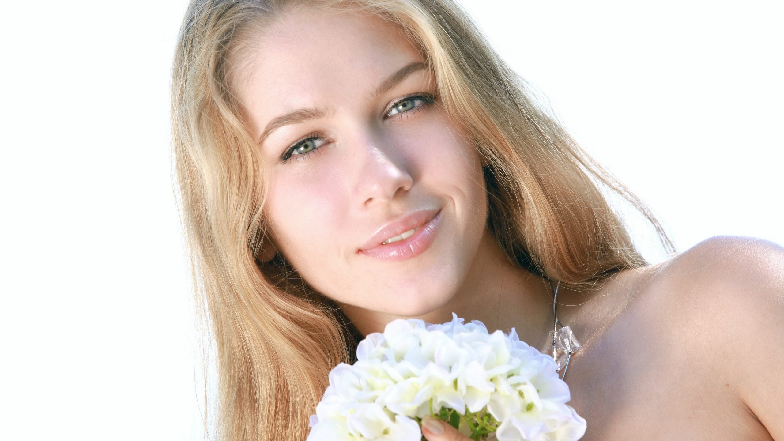 Обои цветы, девушка, блондинка, улыбка, модель, erica b, flowers, girl, blonde, smile, model разрешение 3072x2048 Загрузить