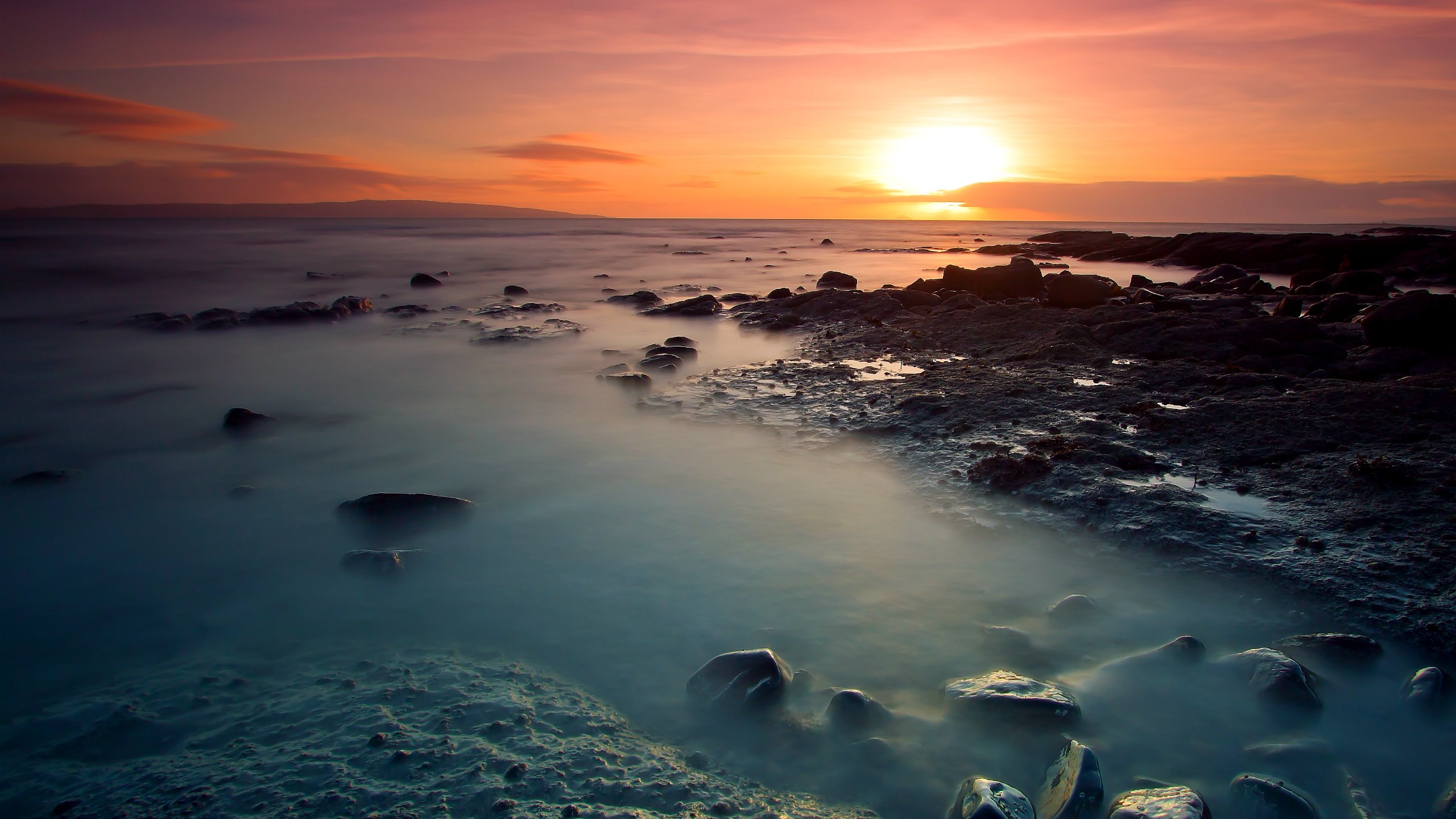 Обои небо, солнце, камни, берег, закат, море, пляж, the sky, the sun, stones, shore, sunset, sea, beach разрешение 2560x1790 Загрузить