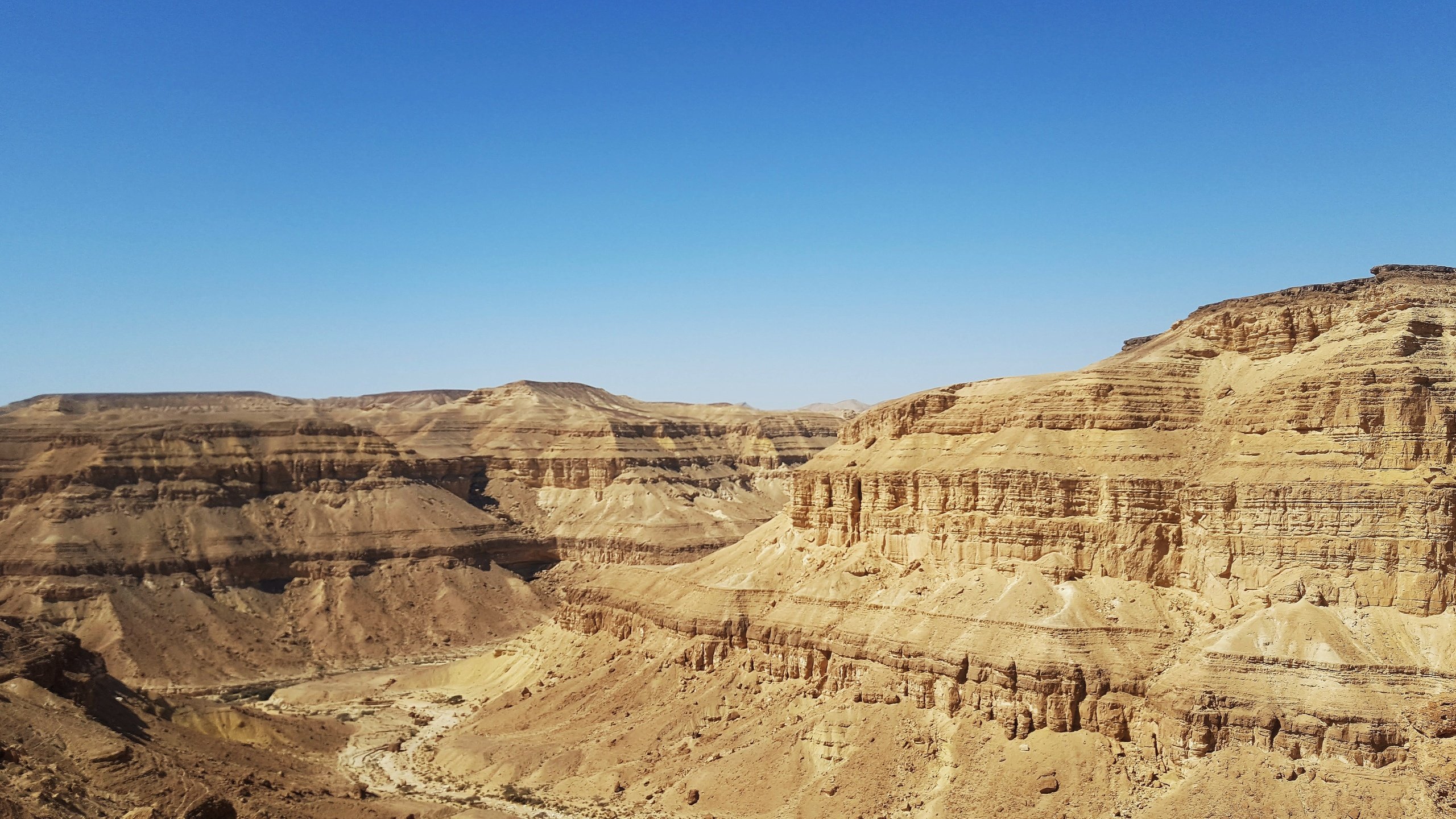 Обои небо, горы, скалы, пейзаж, пустыня, израиль, mitzpe ramon, the sky, mountains, rocks, landscape, desert, israel разрешение 5064x2848 Загрузить