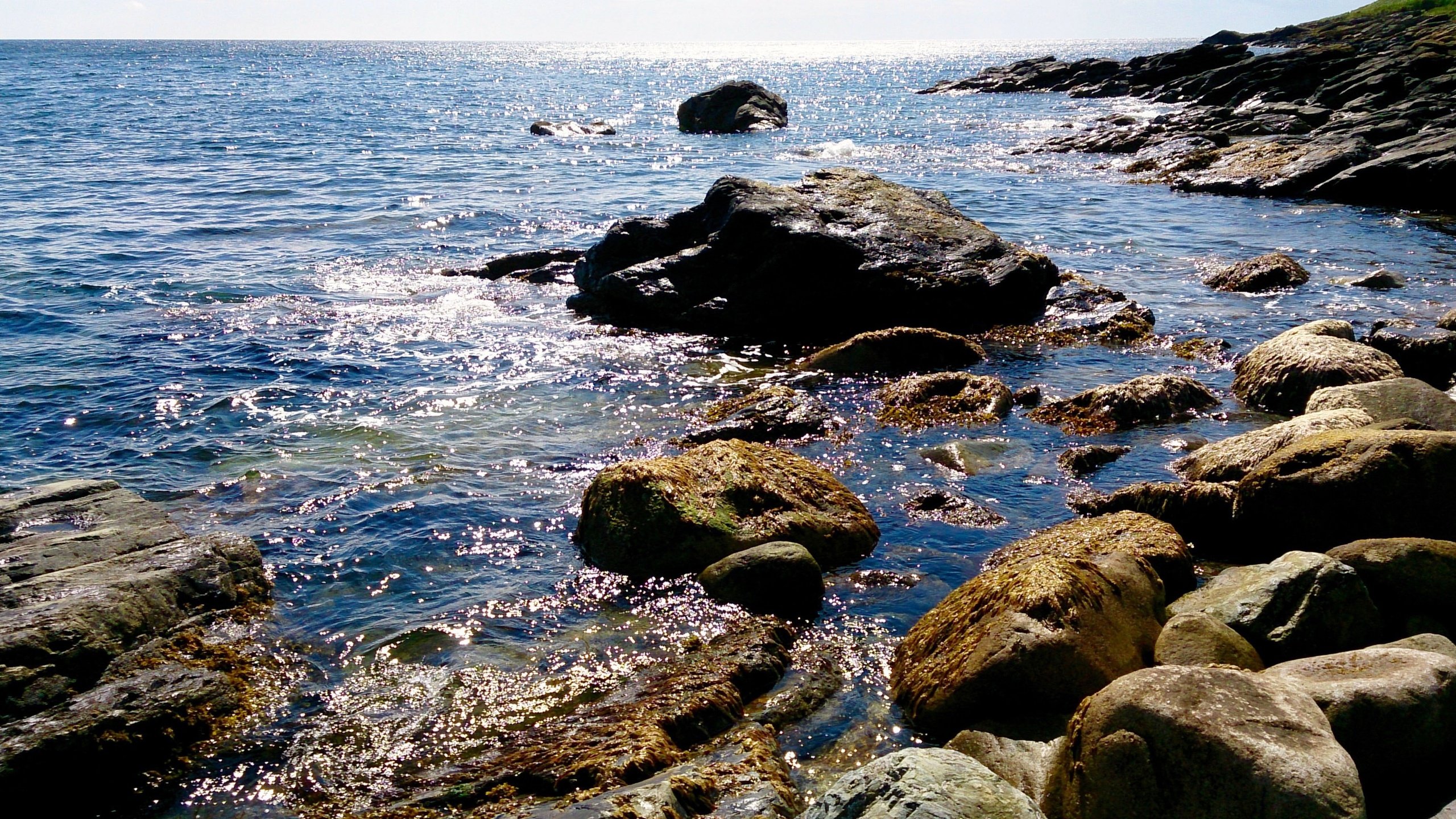 Море. Каспийское море камни. Каспийское море скалы. Скалы на берегу Каспия. На морском берегу ответы