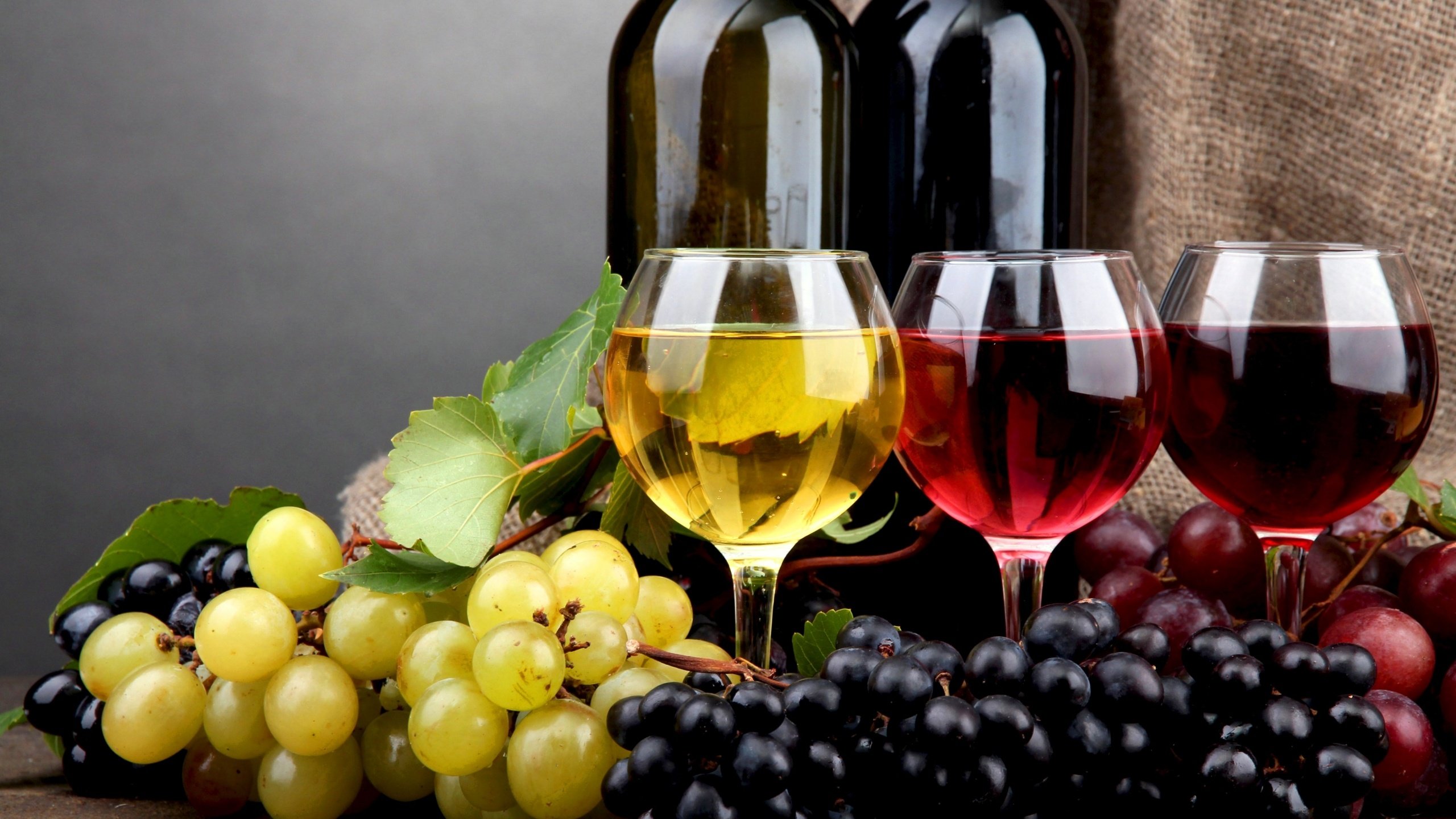 Обои виноград, вино, белое, бокалы, бутылки, красное, розовое, grapes, wine, white, glasses, bottle, red, pink разрешение 2560x1600 Загрузить