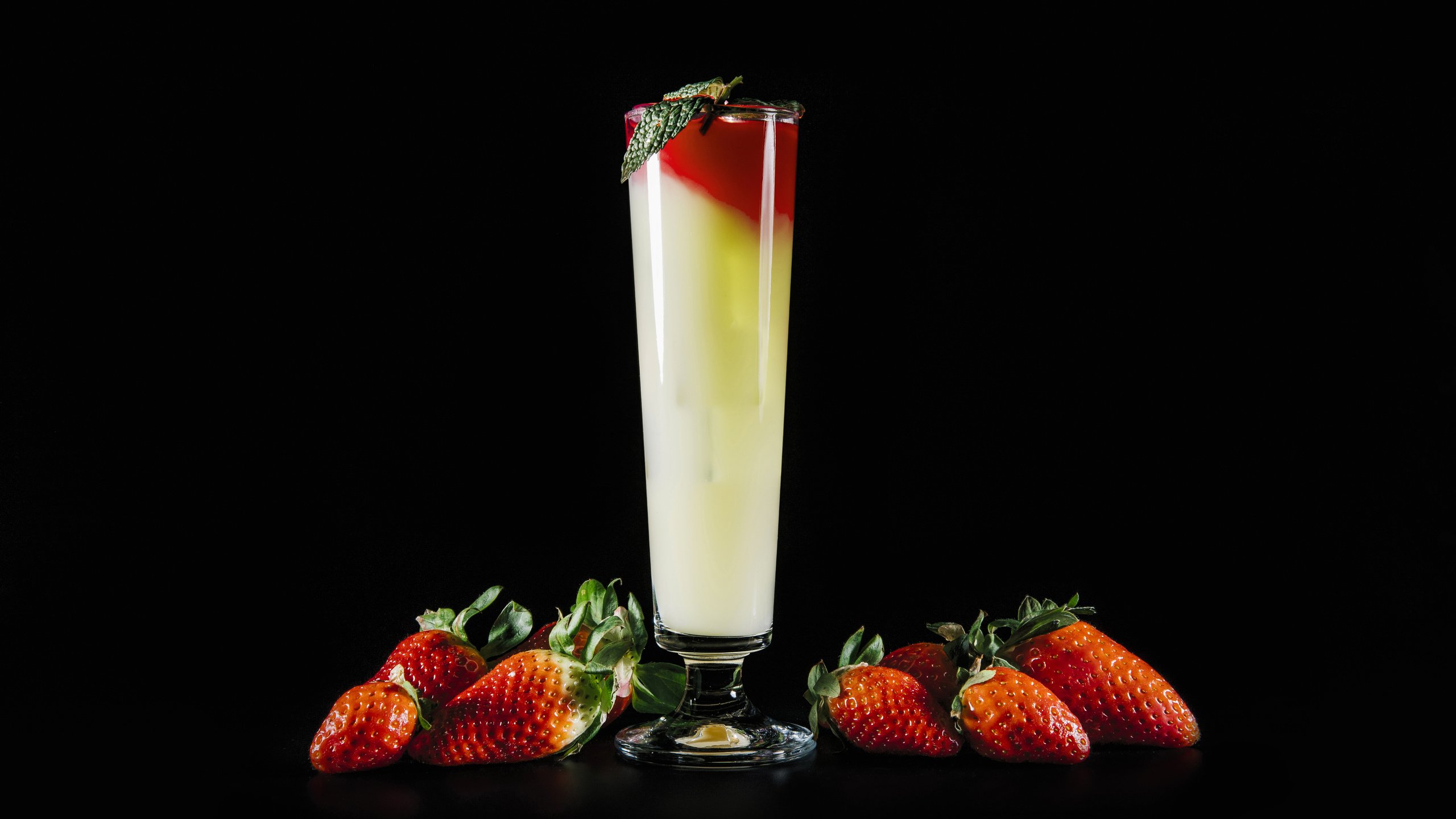 Обои напиток, клубника, черный фон, ягоды, коктейль, drink, strawberry, black background, berries, cocktail разрешение 6240x4160 Загрузить