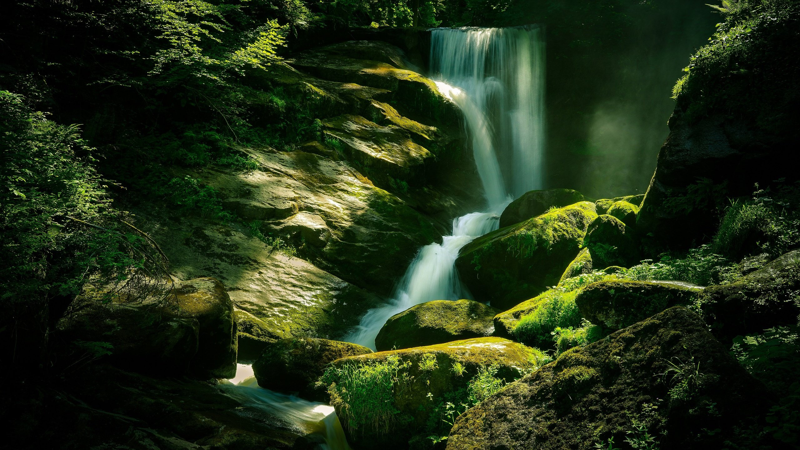 Обои свет, камни, водопад, мох, light, stones, waterfall, moss разрешение 3840x2160 Загрузить