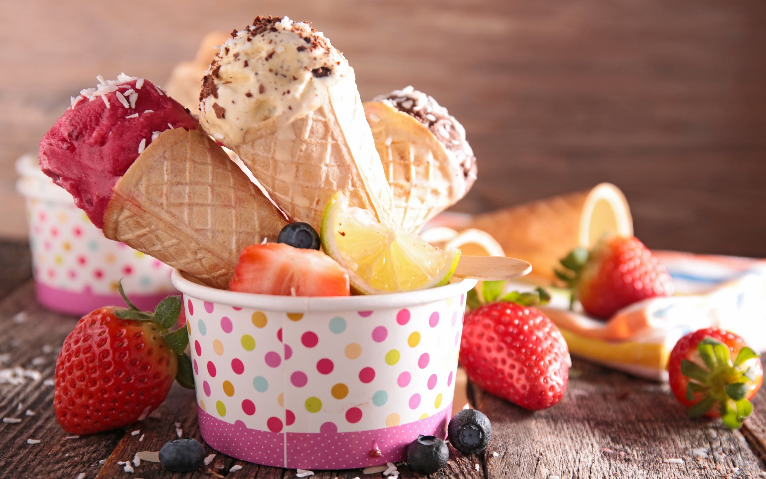 Обои мороженое, клубника, ягоды, черника, сладкое, десерт, ice cream, strawberry, berries, blueberries, sweet, dessert разрешение 2880x1920 Загрузить
