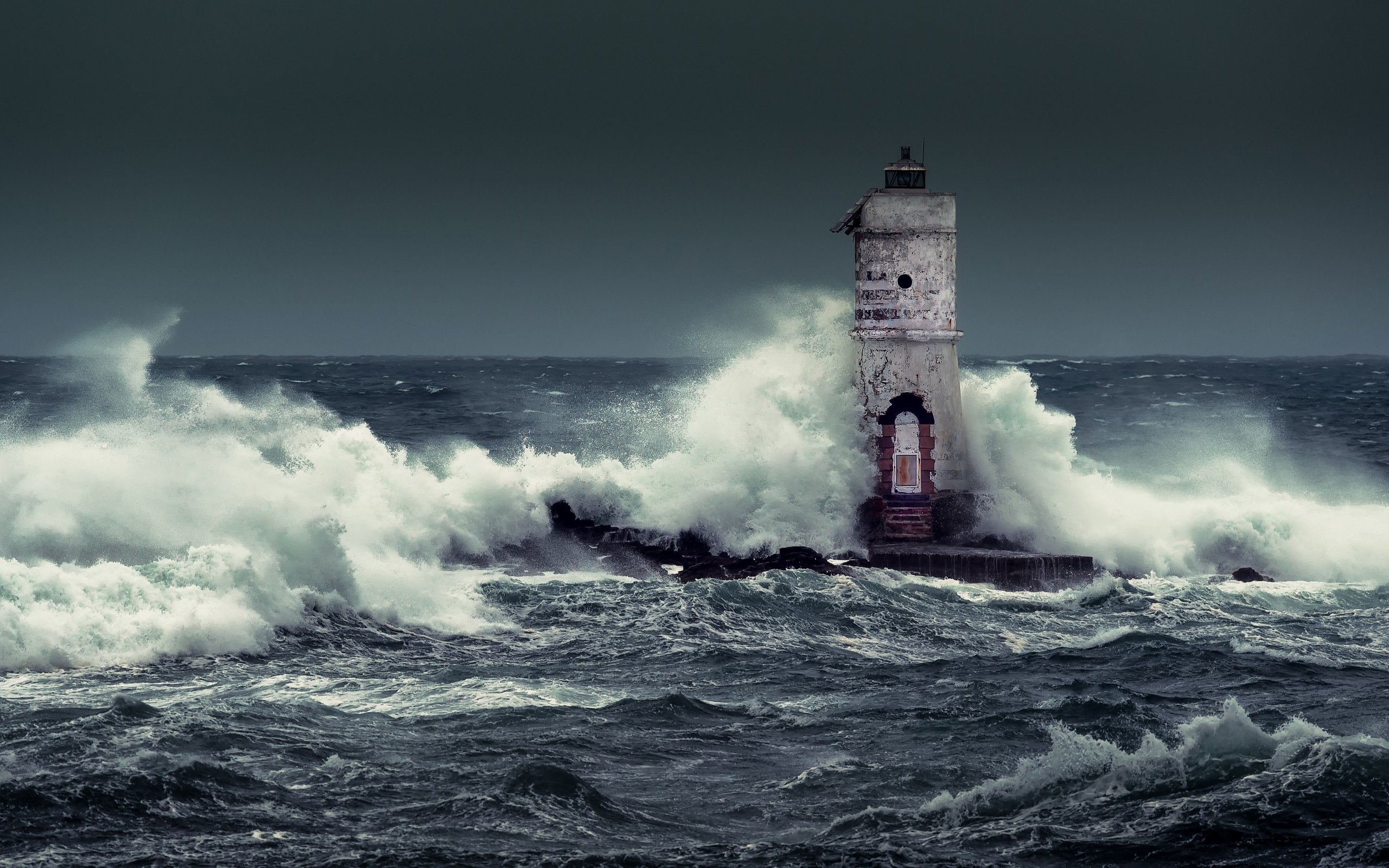 Обои волны, море, маяк, горизонт, италия, шторм, calasetta, mangiabarche, wave, sea, lighthouse, horizon, italy, storm разрешение 2820x1700 Загрузить