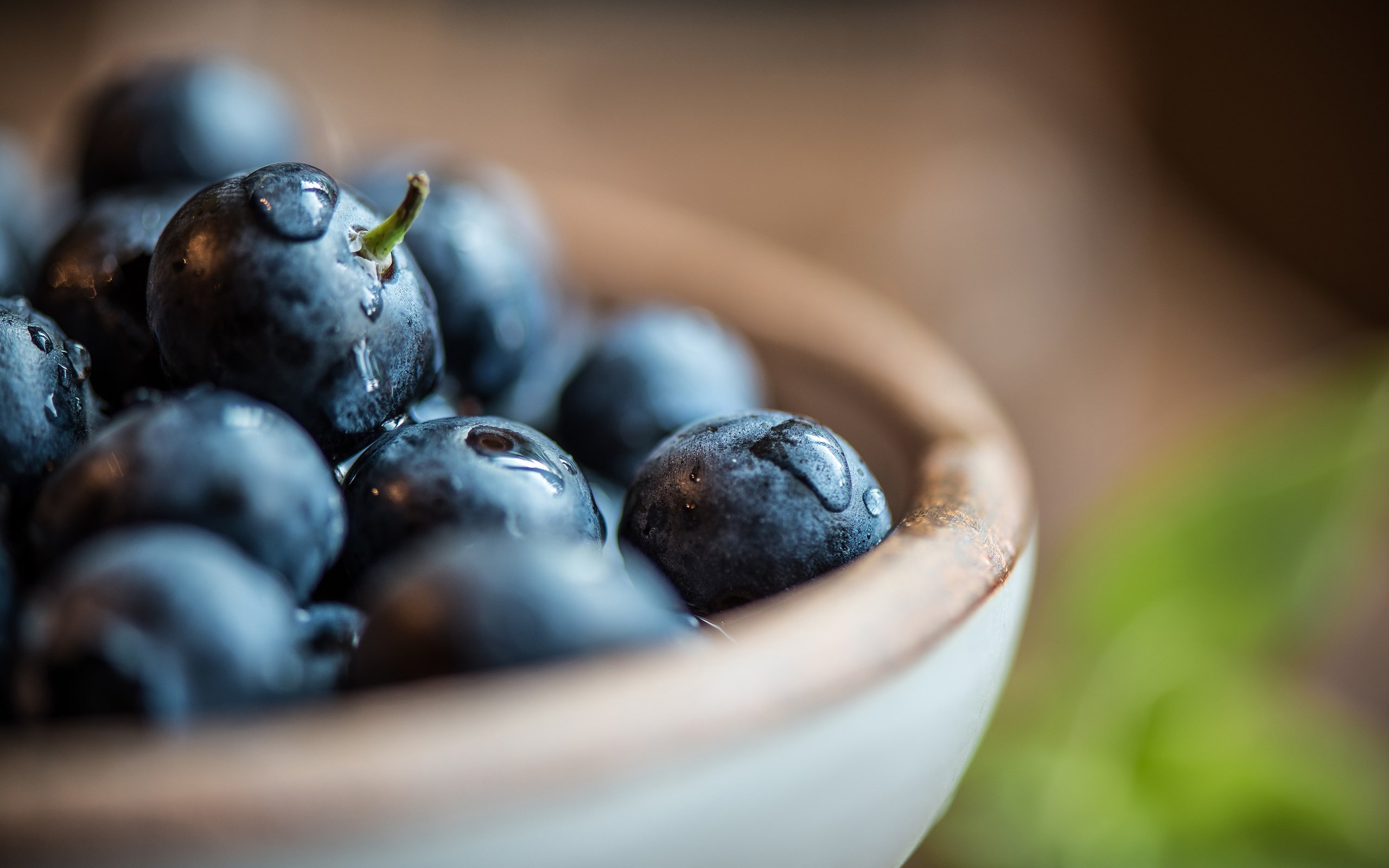 Обои макро, капли, ягода, черника, голубика, macro, drops, berry, blueberries разрешение 3840x2160 Загрузить