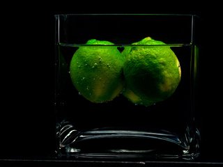 Обои вода, тень, черный фон, фрукт, лайм, стакан, жидкость, water, shadow, black background, fruit, lime, glass, liquid разрешение 2560x1600 Загрузить