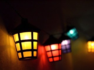 Обои свет, фонарики, фонари, лампы, желтый, синий, цвет, фиолетовый, красный, освещение, light, lanterns, lights, lamp, yellow, blue, color, purple, red, lighting разрешение 1920x1200 Загрузить