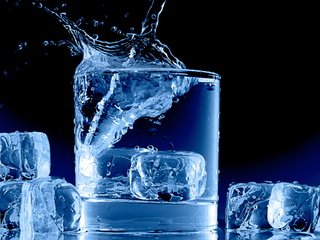 Обои вода, лёд, всплеск, стакан, кубики льда, water, ice, splash, glass, ice cubes разрешение 2560x1600 Загрузить