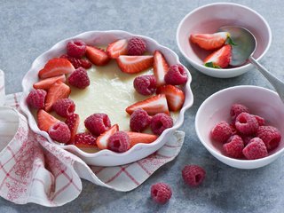 Обои малина, клубника, ягоды, выпечка, десерт, пирог, anna verdina, raspberry, strawberry, berries, cakes, dessert, pie разрешение 2000x1331 Загрузить