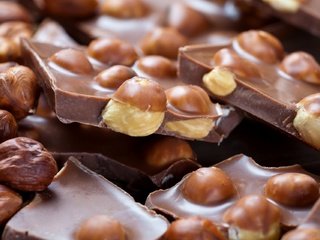 Обои орехи, макро, шоколад, сладкое, десерт, фундук, лесные, nuts, macro, chocolate, sweet, dessert, hazelnuts, forest разрешение 1920x1280 Загрузить