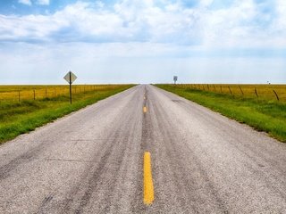 Обои небо, дорога, облака, горизонт, забор, the sky, road, clouds, horizon, the fence разрешение 2048x1365 Загрузить