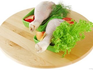 Обои зелень, белый фон, овощи, мясо, курица, дощечка, куриные ножки, greens, white background, vegetables, meat, chicken, plate, chicken legs разрешение 1920x1323 Загрузить