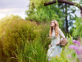 Обои цветы, природа, девушка, блондинка, лето, корзинка, flowers, nature, girl, blonde, summer, basket разрешение 2498x1489 Загрузить