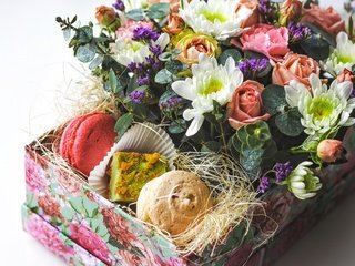 Обои розы, букет, подарок, хризантемы, пирожные, композиция, roses, bouquet, gift, chrysanthemum, cakes, composition разрешение 1920x1243 Загрузить