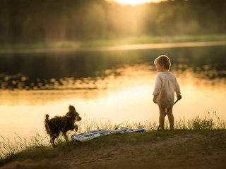 Обои озеро, утро, собака, мальчик, берег реки, lake, morning, dog, boy, the river разрешение 1920x1279 Загрузить