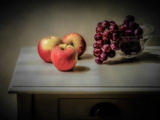 Обои виноград, фрукты, яблоки, стол, ваза, натюрморт, grapes, fruit, apples, table, vase, still life разрешение 4928x3090 Загрузить