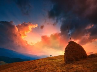 Обои небо, облака, холмы, природа, закат, сено, стог, the sky, clouds, hills, nature, sunset, hay, stack разрешение 2560x1713 Загрузить