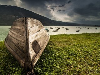 Обои река, природа, берег, зелень, гора, лодка, river, nature, shore, greens, mountain, boat разрешение 2560x1597 Загрузить