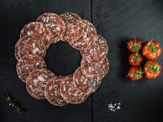 Обои колбаса, помидор, перец, специи, соль, салями, sausage, tomato, pepper, spices, salt, salami разрешение 4000x2670 Загрузить