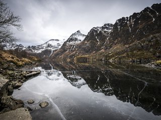 Обои небо, озеро, горы, дерево, лёд, the sky, lake, mountains, tree, ice разрешение 2048x1367 Загрузить