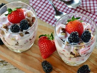 Обои орехи, йогурт, мороженое, клубника, ягоды, стаканы, сладкое, десерт, ежевика, nuts, yogurt, ice cream, strawberry, berries, glasses, sweet, dessert, blackberry разрешение 2560x1414 Загрузить