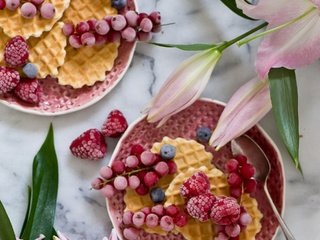 Обои цветы, вафли, малина, ягоды, черника, лилии, выпечка, ложка, смородина, flowers, waffles, raspberry, berries, blueberries, lily, cakes, spoon, currants разрешение 1920x2886 Загрузить