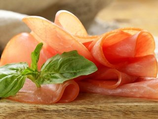 Обои мясо, ветчина, базилик, мясные продукты, meat, ham, basil, meat products разрешение 2880x1676 Загрузить