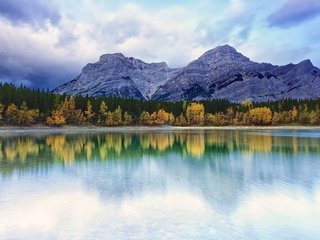 Обои небо, осень, облака, деревья, озеро, горы, природа, отражение, пейзаж, the sky, autumn, clouds, trees, lake, mountains, nature, reflection, landscape разрешение 1920x1200 Загрузить