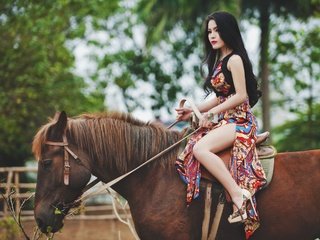 Обои лошадь, девушка, платье, поза, брюнетка, модель, ножки, конь, грива, mane, horse, girl, dress, pose, brunette, model, legs разрешение 2560x1600 Загрузить