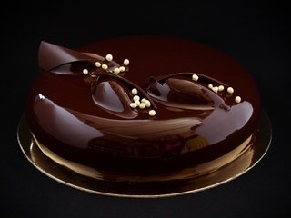 Обои черный фон, шоколад, сладкое, торт, десерт, глазурь, black background, chocolate, sweet, cake, dessert, glaze разрешение 5184x3456 Загрузить