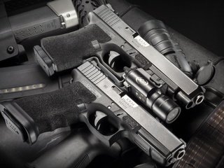 Обои оружие, пистолет, чёрно-белое, пистолеты, weapons, gun, black and white, guns разрешение 1920x1200 Загрузить