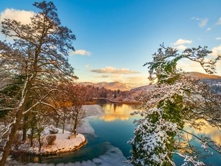 Обои небо, облака, река, горы, природа, лес, зима, отражение, the sky, clouds, river, mountains, nature, forest, winter, reflection разрешение 1920x1200 Загрузить