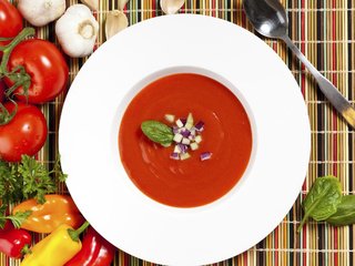 Обои зелень, овощи, помидоры, перец, чеснок, суп, томатный суп, greens, vegetables, tomatoes, pepper, garlic, soup, tomato soup разрешение 2560x1600 Загрузить