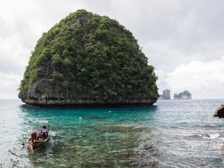 Обои море, пхи-пхи, люди, лодка, остров, праздник, таиланд, утес, пхукет, sea, phi phi, people, boat, island, holiday, thailand, rock, phuket разрешение 6016x4016 Загрузить