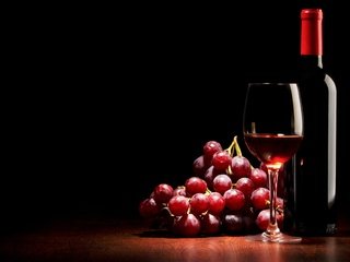 Обои виноград, бокал, черный фон, вино, бутылка, красное, вино., grapes, glass, black background, wine, bottle, red, wine. разрешение 5040x3200 Загрузить