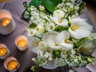 Обои цветы, свечи, стол, букет, белые, каллы, свадебный букет, левкой, flowers, candles, table, bouquet, white, calla lilies, wedding bouquet, gillyflower разрешение 2047x1398 Загрузить