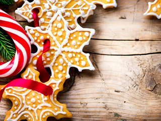 Обои новый год, праздник, рождество, печенье, леденцы, угощения, ветки ели, new year, holiday, christmas, cookies, lollipops, treats, fir-tree branches разрешение 1920x1200 Загрузить