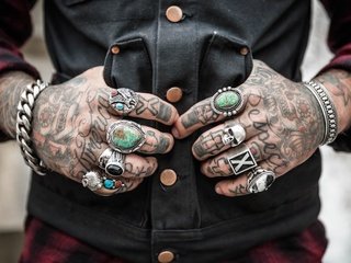 Обои стиль, дизайн, татуировки, руки, кольца, аксессуары, style, design, tattoo, hands, ring, accessories разрешение 4065x2710 Загрузить