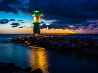 Обои вечер, маяк, побережье, росток, германия, the evening, lighthouse, coast, rostock, germany разрешение 2112x1188 Загрузить