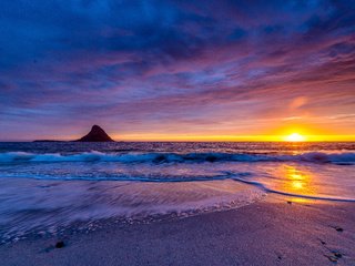 Обои восход, полуночное солнце на пляже блейк, остров андей. графство нордланд, берег, северная норвегия, волны, закат, пейзаж, море, пляж, океан, sunrise, shore, wave, sunset, landscape, sea, beach, the ocean разрешение 6143x4100 Загрузить