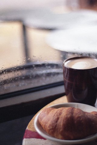 Обои кофе, дождь, капучино, круасан, coffee, rain, cappuccino, croissant разрешение 1920x1200 Загрузить