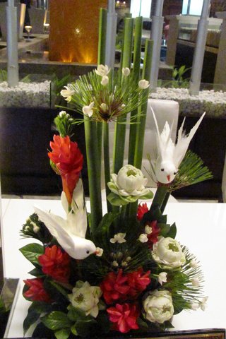 Обои цветы, букет, птичка, cvety, krasota, tajland, композиция, флористика, flowers, bouquet, bird, composition, floral разрешение 2736x3648 Загрузить