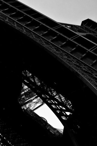 Обои небо, париж, франция, эйфелева башня, чёрно-белые, the sky, paris, france, eiffel tower, black and white разрешение 2400x1350 Загрузить