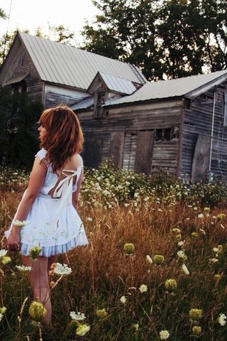 Обои цветы, девушка, поле, дом, голубое платье, flowers, girl, field, house, blue dress разрешение 1920x1200 Загрузить