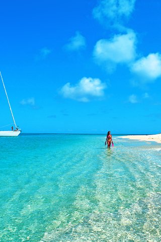 Обои девушка, море, пляж, яхта, тропики, мальдивы, girl, sea, beach, yacht, tropics, the maldives разрешение 4200x2800 Загрузить