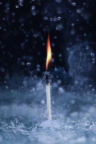 Обои горящая спичка под дождем, burning match in the rain разрешение 2560x1440 Загрузить